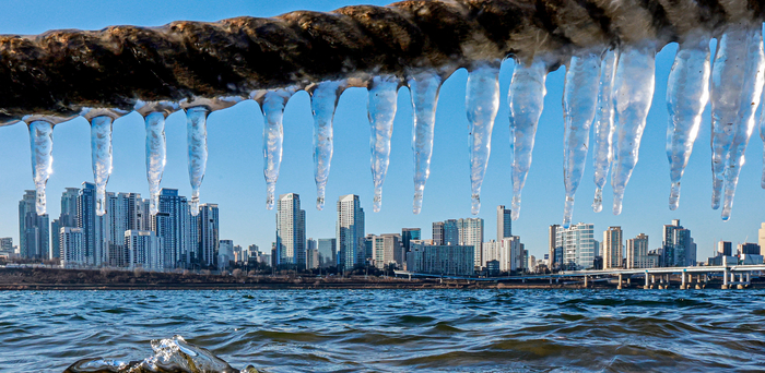  영하권 추위로 본격적인 겨울날씨를 보인 지난달 31일 서울 광진구 인근 한강에 고드름이 얼어있다.[뉴스1]