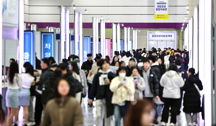  지난달 18일 서울 강남구 코엑스에서 열린 2026학년도 정시 대학입학정보박람회에서 학생과 학부모들이 대학교 상담 부스를 둘러보고 있다.뉴스1