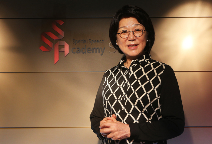  교통방송(TBS)에서 성우 배한성씨와 함께‘함께 가는 저녁길’을 17년간 진행한 성우 송도순씨가 지난달 31일 지병으로 세상을 떠났다.사진은 지난 2013년 때 인터뷰하는 모습.<연합뉴스>