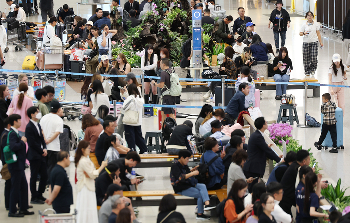  중국인 단체관광객 무비자 입국 첫날인 지난해 9월 29일 인천국제공항을 통해 외국인 관광객들이 입국하고 있다.[연합뉴스]