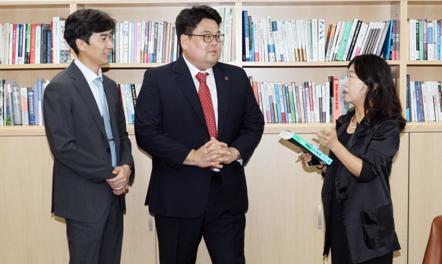 이철호 서울대 전기정보공학부 교수,신창환 고려대 전기전자공학부 교수와 심윤희 매일경제 논설위원(왼쪽부터)이 서울 중구 매경미디어센터에서 '옹스트롬 시대 반도체 기술'을 주제로 대담하고 있다.한주형 기자