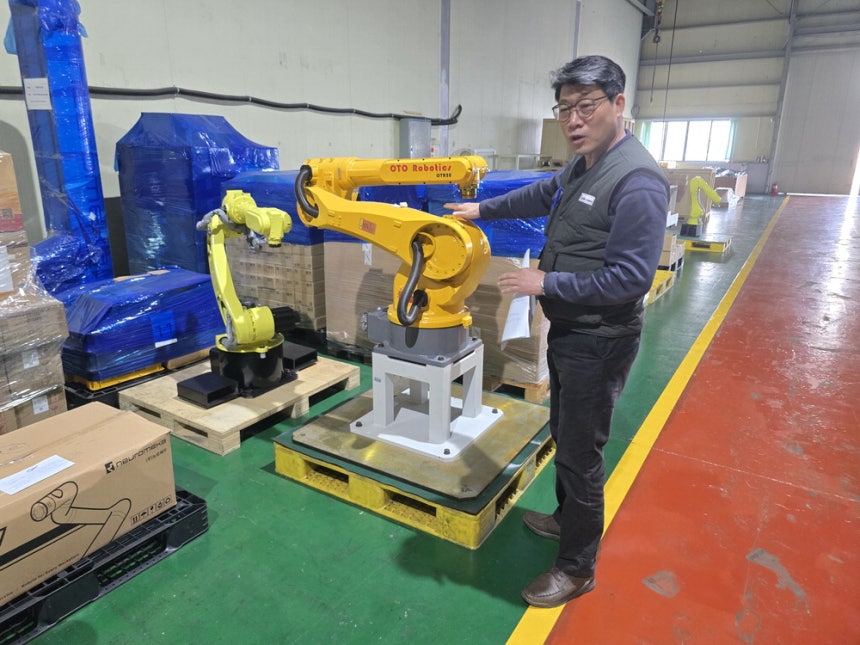 윤경석 로볼루션 대표가 산업용 로봇의 부품 구조에 대해 설명하고 있다.로볼루션