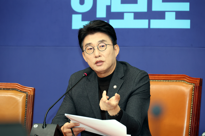  더불어민주당 언론개혁특위 간사인 노종면 의원이 지난해 12월 14일 서울 여의도 국회에서 정보통신망법 개정안에 대해 설명하는 기자간담회를 하고 있다.[김재훈 기자]