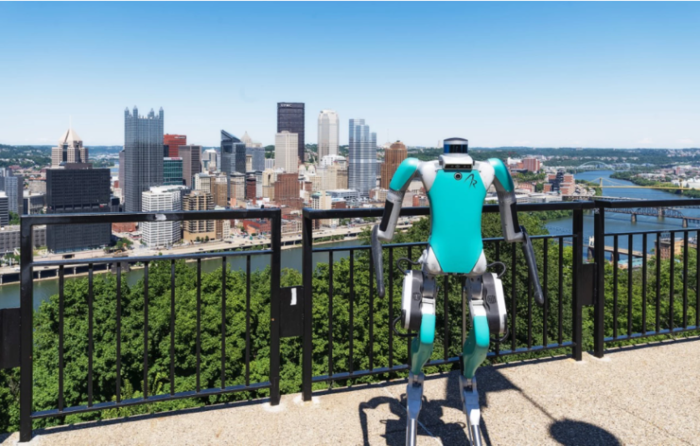  로봇과 AI산업 중심지로 변신한 피츠버그 도심을 배경으로 애질러티의 로봇이 서있는 모습.[애질러티]