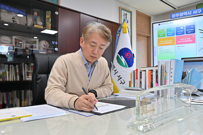  광주광역시 서구는 2026년 본예산 편성 과정에서 절감한 14억원을 주민과 소상공인을 위한‘온누리상품권 페이백(환급) 행사’재원으로 활용한다.김이강 광주 서구청장.[서구청]