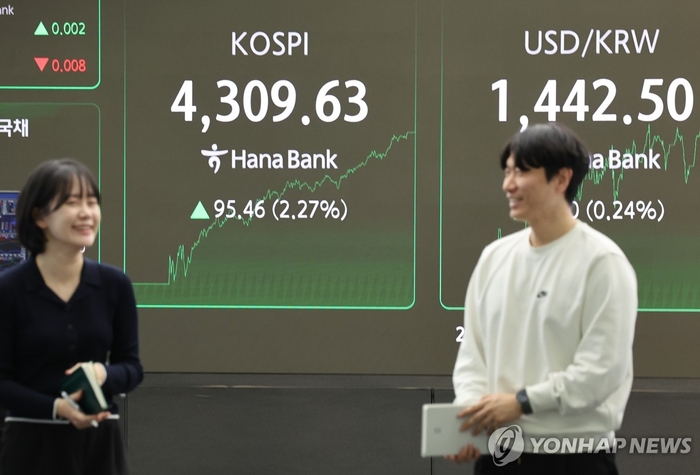 2026년 첫 거래일인 2일 서울 중구 하나은행 딜링룸에서 딜러들이 대화하고 있다.이날 코스피는 전일 대비 95.46포인트(2.27%) 오른 4309.63에 장을 마쳤다.[연합뉴스]