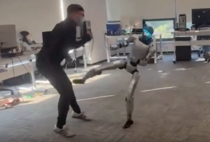  중국의 한 블로거가 중국 로봇 기업 유니트리의 휴머노이드 로봇‘G1’과 격투 훈련을 하는 모습.
