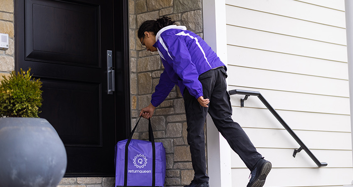  약속한 시간이 되면 리턴퀸의 보라색 밴이 와서 물건을 수거해 갑니다.