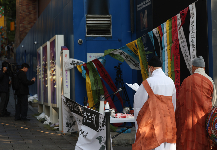  10.29 이태원 참사 3주기인 지난해 10월 29일 참사 현장에 종교인들이 추모 의식을 진행하고 있다.[연합뉴스]