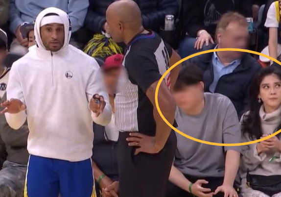  �̺��� ȣ�ڽŶ� ������ �Ƶ�� �Բ� �̱� ���γ�(NBA) ��⸦ �����ϴ� ����� �����ƴ�. [�����÷��� �߰�ȭ�� ĸó]