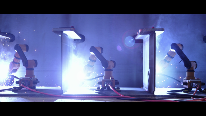  경남 거제시 한화오션 옥포조선소 선체 조립 공장에서 용접 로봇이 숙련공의 속도로 작업하고 있다.[한화오션]