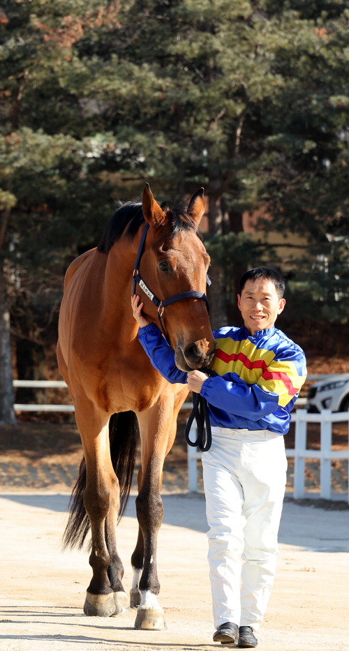 "경마 2249승 비결은 4시반 기상·금주"
