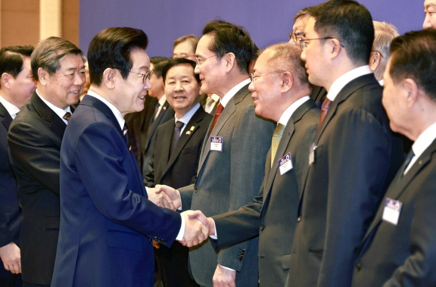 이재명 대통령이 5일 중국 베이징 댜오위타이(조어대)에서 열린 한중 비즈니스포럼에서 정의선 현대자동차그룹 회장과 악수하고 있다. 허리펑 중국 국무원 부총리(이 대통령 왼쪽)는 이재용 삼성전자 회장과 악수를 나누고 있