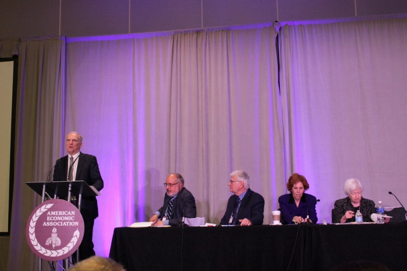 "연준 독립성 흔들리면 인플레 위험"… 옐런, 재정중독 경고