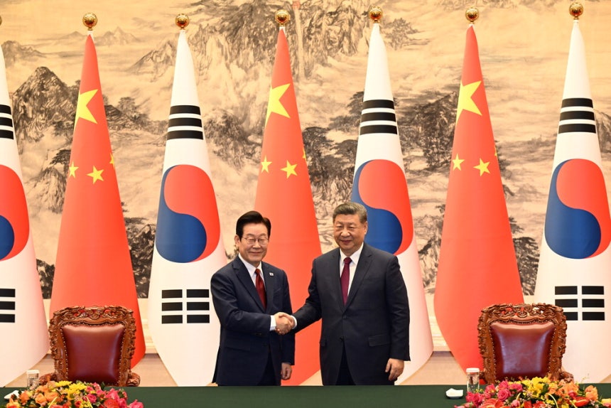 이재명 대통령과 시진핑 중국 국가주석이 5일 중국 베이징 인민대회당에서 한중정상회담을 계기로 한 경제·산업·기후·교통 분야 협력 양해각서(MOU) 서명식에서 악수하고 있다. 이날 양 정상은 작년 11월 경주 아시아태