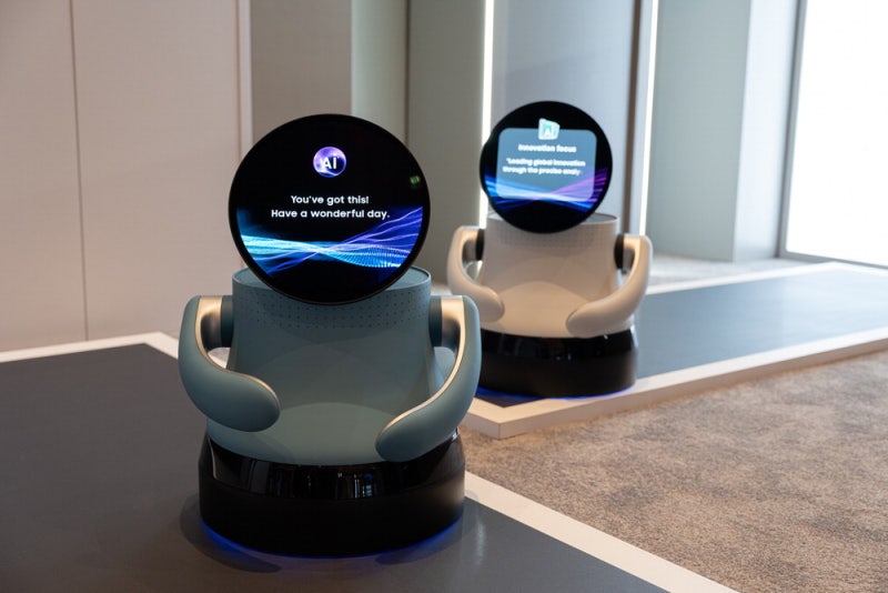 원형 얼굴의 친근한 로봇 조교…시선 끄는 'OLED봇'