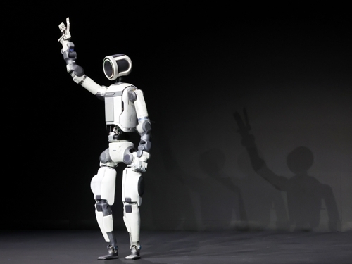  세계 최대 가전·정보기술(IT) 전시회‘CES 2026’개막을 하루 앞둔 5일(현지시간) 미국 네바다주 라스베이거스 만달레이베이에서 열린 현대차그룹 프레스 컨퍼런스에서 차세대 전동식 아틀라스 시제품이 손인사하고