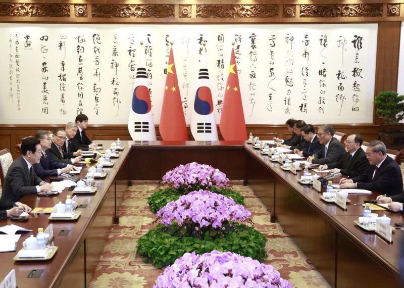 李 "혐한·혐중 정서 극복해야"… 리창 "협력 동반자 관계 발전"