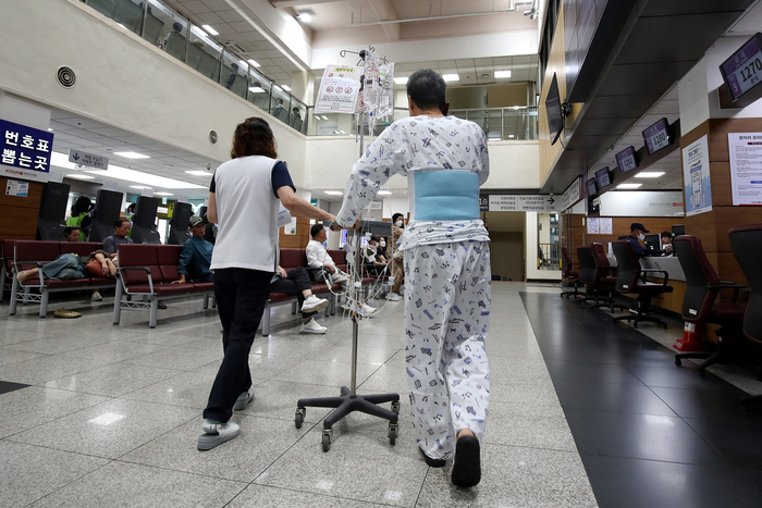 대구 중구 경북대병원에서 간병인이 환자와 함께 이동하고 있다. [뉴스1]