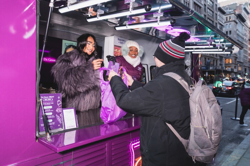 "K뷰티트럭 떴다"… 강추위에도 뉴요커들 오픈런