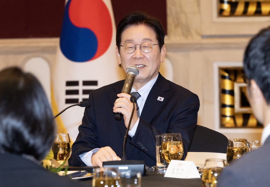 이재명 대통령이 7일(현지시간) 중국 상하이 샹그릴라호텔에서 진행된 출입기자단 오찬 간담회에서 발언하고 있다.  상하이 김호영 기자