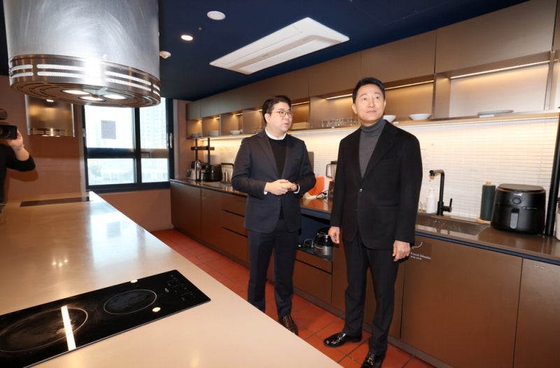 "전월세 규제는 풀어야" 민간임대 찾아간 오세훈