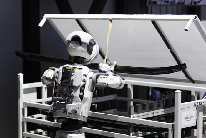  CES 개막 이틀째인 7일(현지시간) 미국 네바다주 라스베이거스 컨벤션센터(LVCC) 현대자동차 부스에서 로봇 아틀라스가 부품 이동을 시연하고 있다.[연합뉴스]