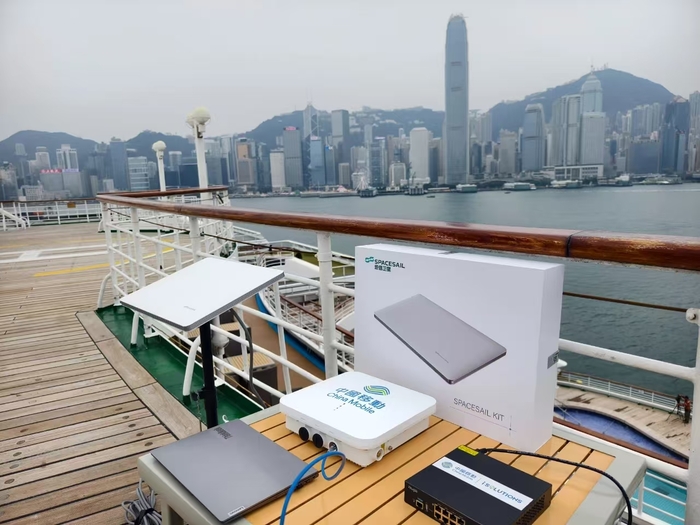  지난해 1월 스페이스세일 수신 단말기 세트가 선박 갑판에 설치돼 스페이스세일 위성과 연결되는 모습 [사진=스페이스세일]