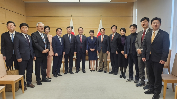 다카이치 사나에 일본 총리(왼쪽 8번째)가 9일 예방한 한일의원연맹·외통위 소속 의원들과 기념촬영을 하고 있다.[주호영 국회부의장실]