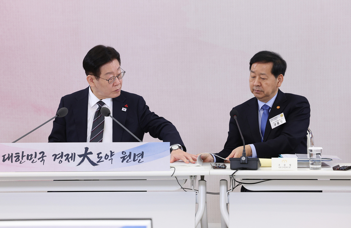  이재명 대통령이 지난 9일 서울 종로구 청와대에서 열린‘2026년 경제성장전략’국민보고회에서 구윤철 부총리 겸 재정경제부 장관과 자료를 보고 있다.[김호영 기자]