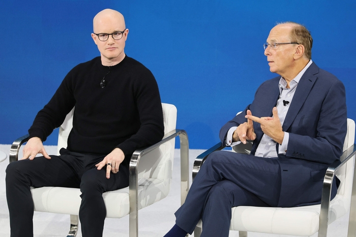  브라이언 암스트롱 코인베이스 CEO(왼쪽)와 래리 핑크 블랙록 회장이 지난달 3일(현지시간) 미국 뉴욕 링컨센터에서 열린‘2025 뉴욕타임스 딜북 서밋’무대에서 대담을 나누고 있다.[사진=AFP연합]