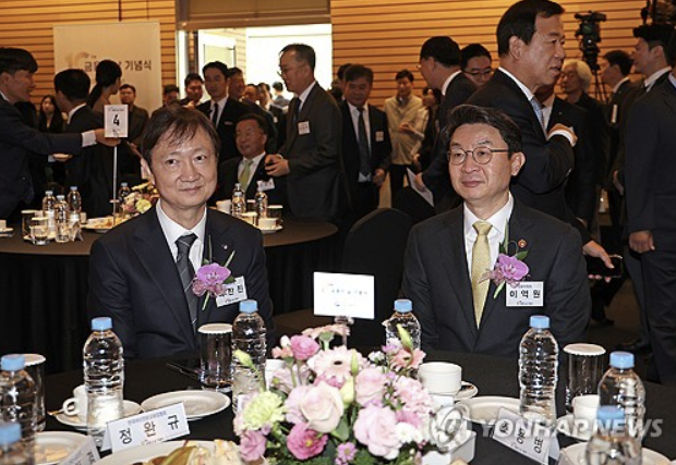  지난해 10월 서울 여의도 FKI타워 컨퍼런스센터에서 열린 금융의날 기념식에 참석한 이억원 금융위원장(오른쪽)과 이찬진 금융감독원장.[연합뉴스]