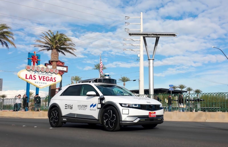 현대차 로보택시, 인파 넘치는 호텔 앞도 정교한 주행