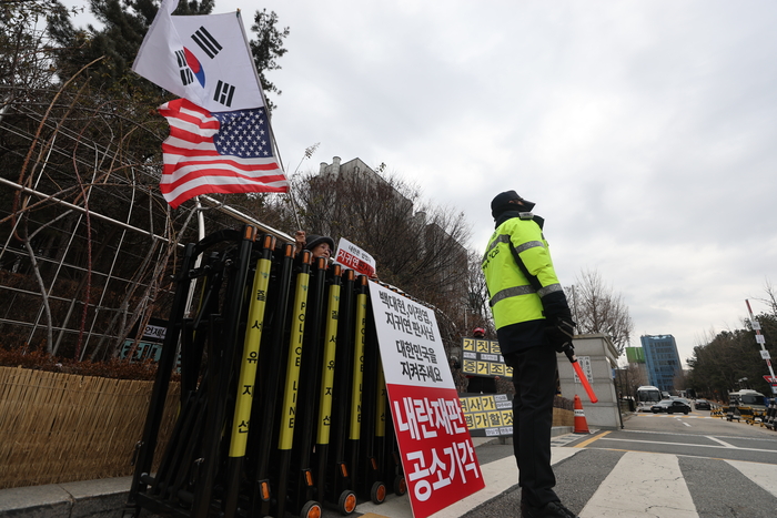  12·3 비상계엄 관련 내란 우두머리 혐의로 기소된 윤석열 전 대통령의 결심공판이 열린 지난 9일 서울 서초구 서울중앙지방법원에서 경찰이 근무하고 있다.[연합뉴스]
