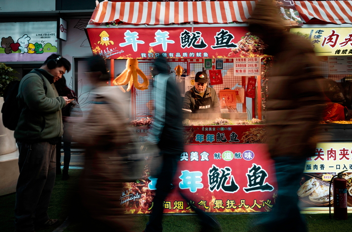  8일(현지시간) 중국 상하이 한 노점에서 상인이 음식을 판매하고 있다.[EPA 연합뉴스]