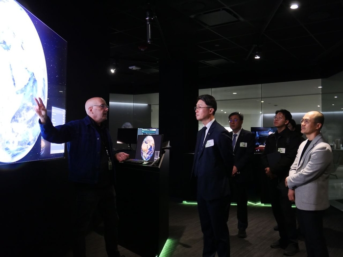  류제명 과학기술정보통신부 2차관(가운데)이 CES 2026 기간 엔비디아 부스를 방문해 설명을 듣고 있다.[사진 = 과학기술정보통신부]