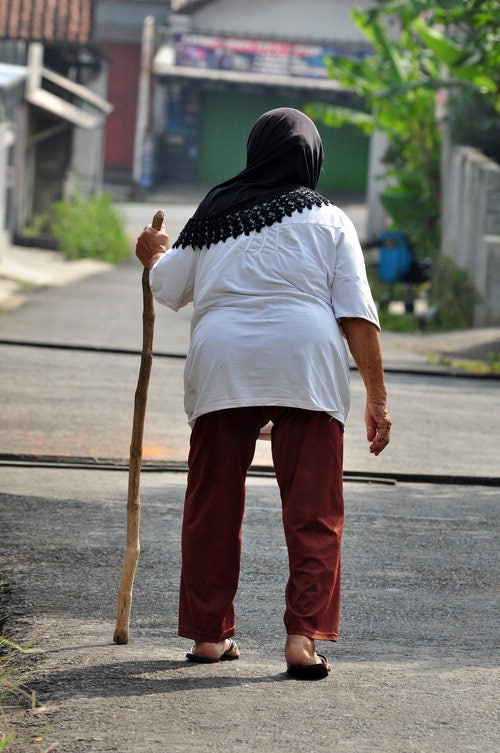 나이보다 10년 늙게 만드는 주범 '허리 굽힘'