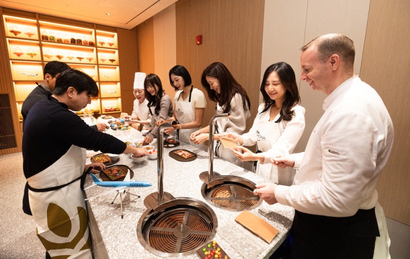 [포토] "출국 전에 요리·게임 즐겨요" … 대한항공, 체험형 라운지 변신