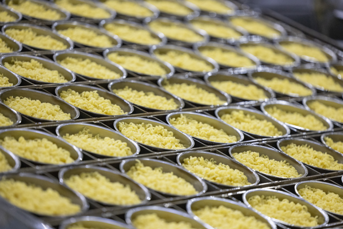  농심 라면 생산공장.현장 구석구석 작업기계 내 설치된 AI 카메라가 제품 상태를 면밀하게 분석한다.[농심]