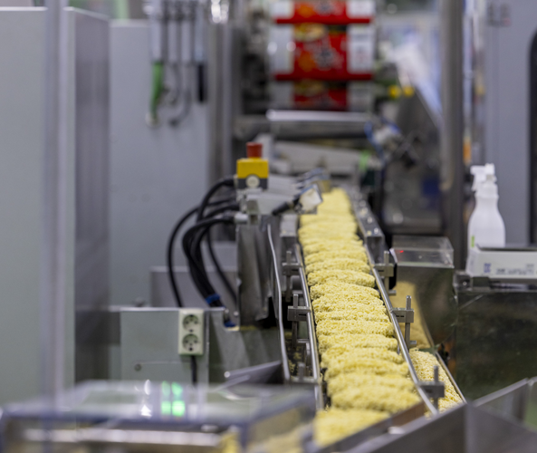  농심 라면 생산공장.현장 구석구석 작업기계 내 설치된 AI 카메라가 제품 상태를 면밀하게 분석한다.[농심]