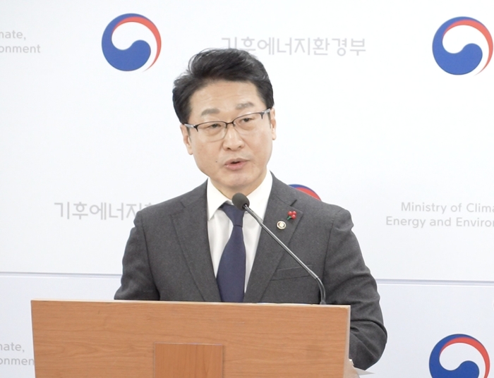  이호현 기후에너지환경부 2차관이 13일 정부세종청사에서 기후에너지환경부 에너지분야 산하기관 업무보고 결과를 브리핑하고 있다.[기후에너지환경부]