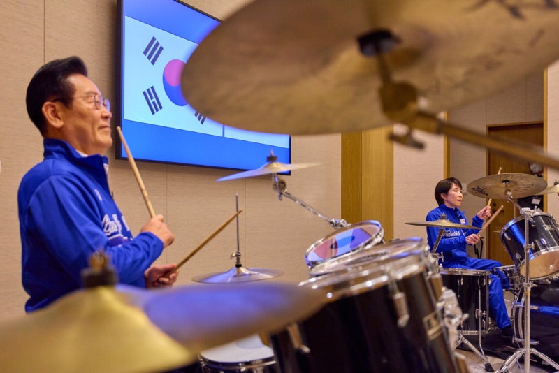 한일 정상 깜짝 드럼합주…李 "평생의 로망 이뤄"