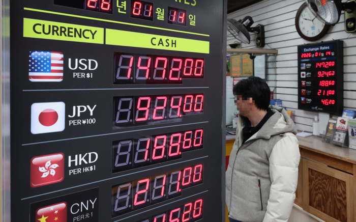  외환당국의 개입에도 불구하고 원·달러 환율이 다시 상승하고 있는 가운데 14일 서울 중구 명동 환전소 전광판에 환율 시세가 안내되고 있다.[이승환 기자]
