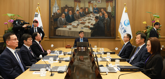  이창용 한국은행 총재가 15일 서울 중구 한국은행에서 금융통화위원회 통화정책방향 회의를 주재하고 있다.[한은 제공]