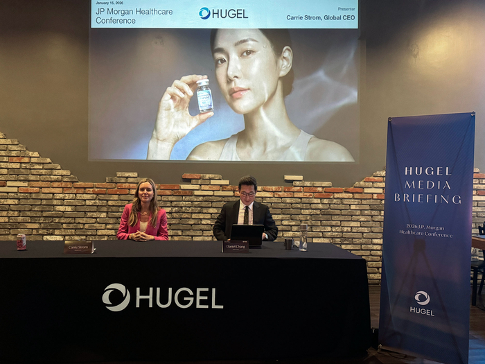  캐리 스트롬 휴젤 글로벌 최고경영자(CEO)와 장두현 대표가 15일(현지시간) 열린 기자간담회에서 휴젤의 미국 사업 전략에 대해 설명하고 있다.사진=휴젤