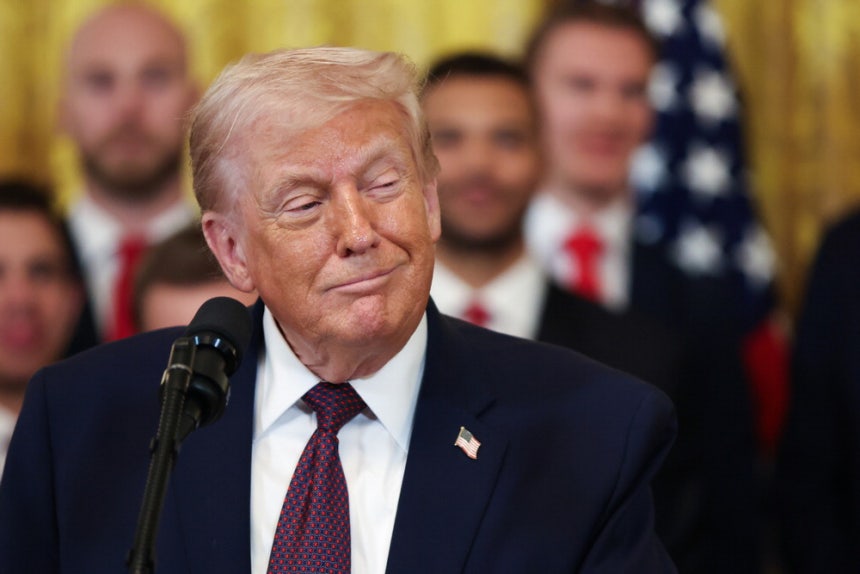 도널드 트럼프 미국 대통령이 15일(현지시간) 미국과 대만이 상호관세율을 15%로 낮추는 무역합의를 체결했다고 발표했다.사진은 이날 트럼프 대통령이 백악관에서 북미아이스하키리그 스탠리컵 우승팀인 플로리다 팬서스를 