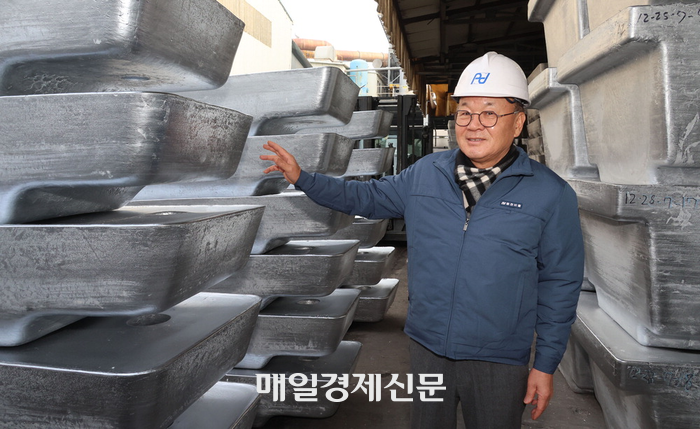  송동춘 풍전비철 회장이 인천 서구에 있는 풍전비철 본사에서 알루미늄 합금 잉곳(갈바륨)에 대해 설명하고 있다.[이승환 기자]
