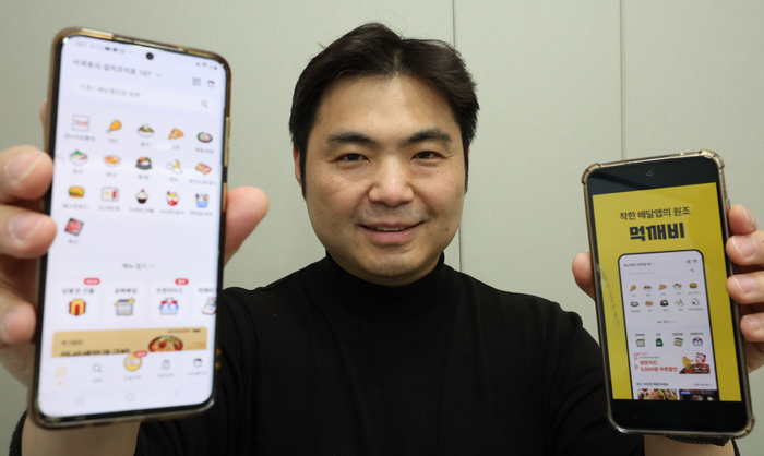  김주형 먹깨비 대표가 애플리케이션을 들어보이고 있다.[이승환 기자]