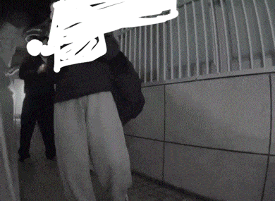  테슬라 차량에 담뱃불을 끄는 모습.[보배드림 갈무리]