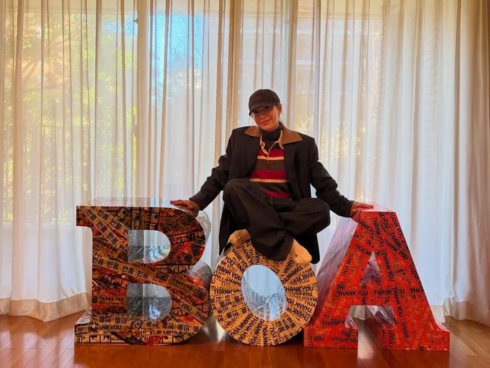  가수 보아가 인스타그램에 SM엔터테인먼트와 결별 소식을 전하며 올린 사진.자신의 이름을 딴 조형물 위에 올라앉아 있다.